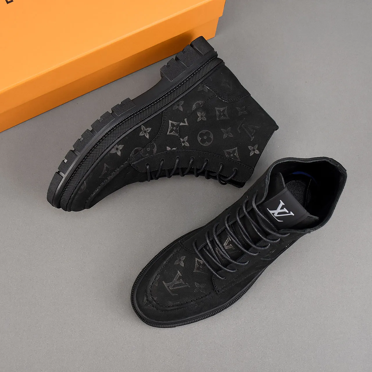 PP leather 240 gross 260👟👟👟LOUIS VUITTON LV donkey brand new thick-soled lace-up big-toe shoes men's casual shoes high-top short boots. These boots are made of waterproof nubuck to create a lightweight and comfortable shoe body. The trendy attitude of being both strong and soft makes it an everyday choice. ✔Upper: imported nubuck leather ✔Lining: sheepskin or wool ✔Outsole: molded outsole Size: 38-44